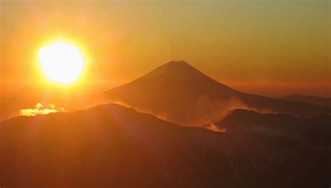 富士山 ご来光 正月 - 初日の出と共に迎える新たな年の始まり