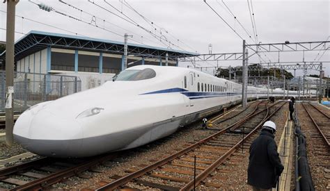 高知 東京 新幹線 と 未来の旅の可能性