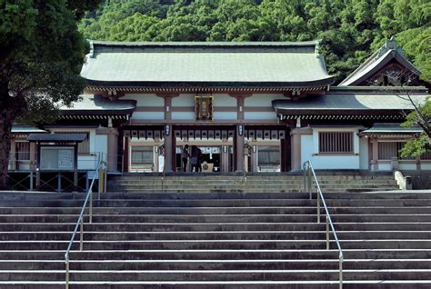 鹿児島 神社 有名 - 鹿児島の神社はなぜ有名なのか、その秘密を探る