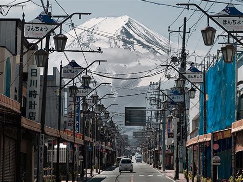 山梨 有名なもの ～富士山とぶどうの意外な関係～